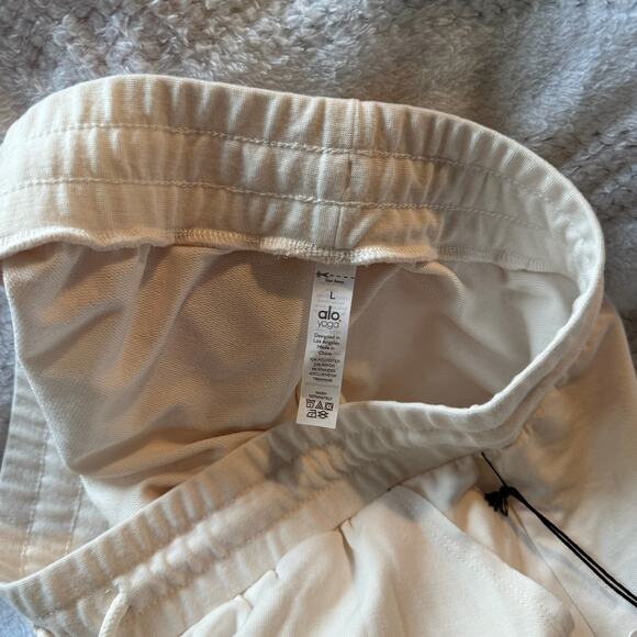 NWT Alo dreamy short ivory, size large - Picture 4 of 4